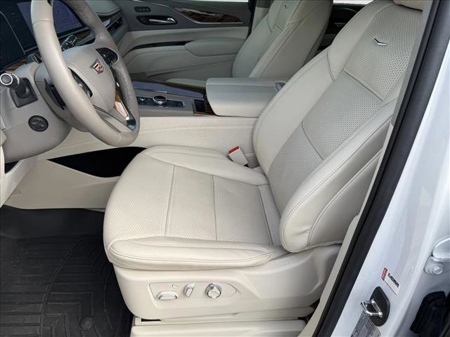 Used 2023 Cadillac Escalade Sport Platinum w/ LPO, ONYX Package image 11