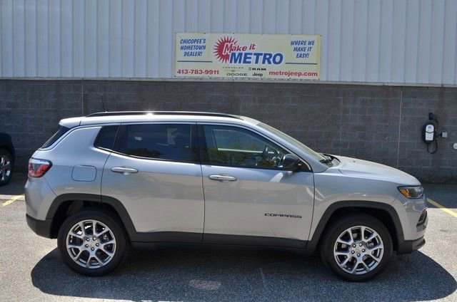 Used 2022 Jeep Compass Latitude w/ Sun and Sound Group AWD/4WD image 9