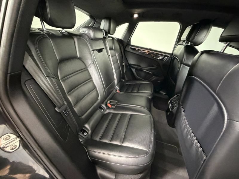 Used 2018 Porsche Macan Turbo AWD/4WD image 24