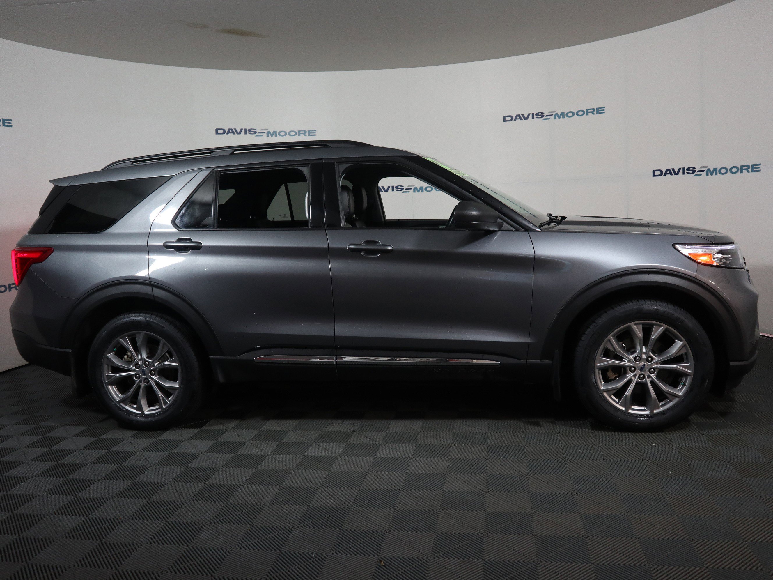 Used 2022 Ford Explorer XLT w/ Equipment Group 202A image 4