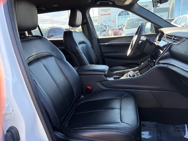 Used 2025 Jeep Grand Cherokee L Limited w/ Black Appearance Package AWD/4WD image 30