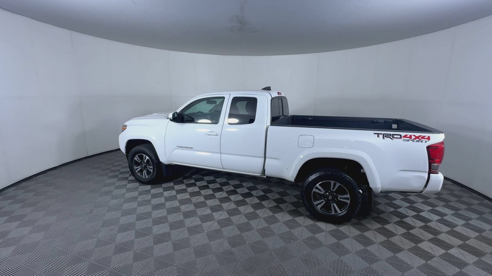 Used 2016 Toyota Tacoma TRD Sport w/ Towing Package AWD/4WD image 6