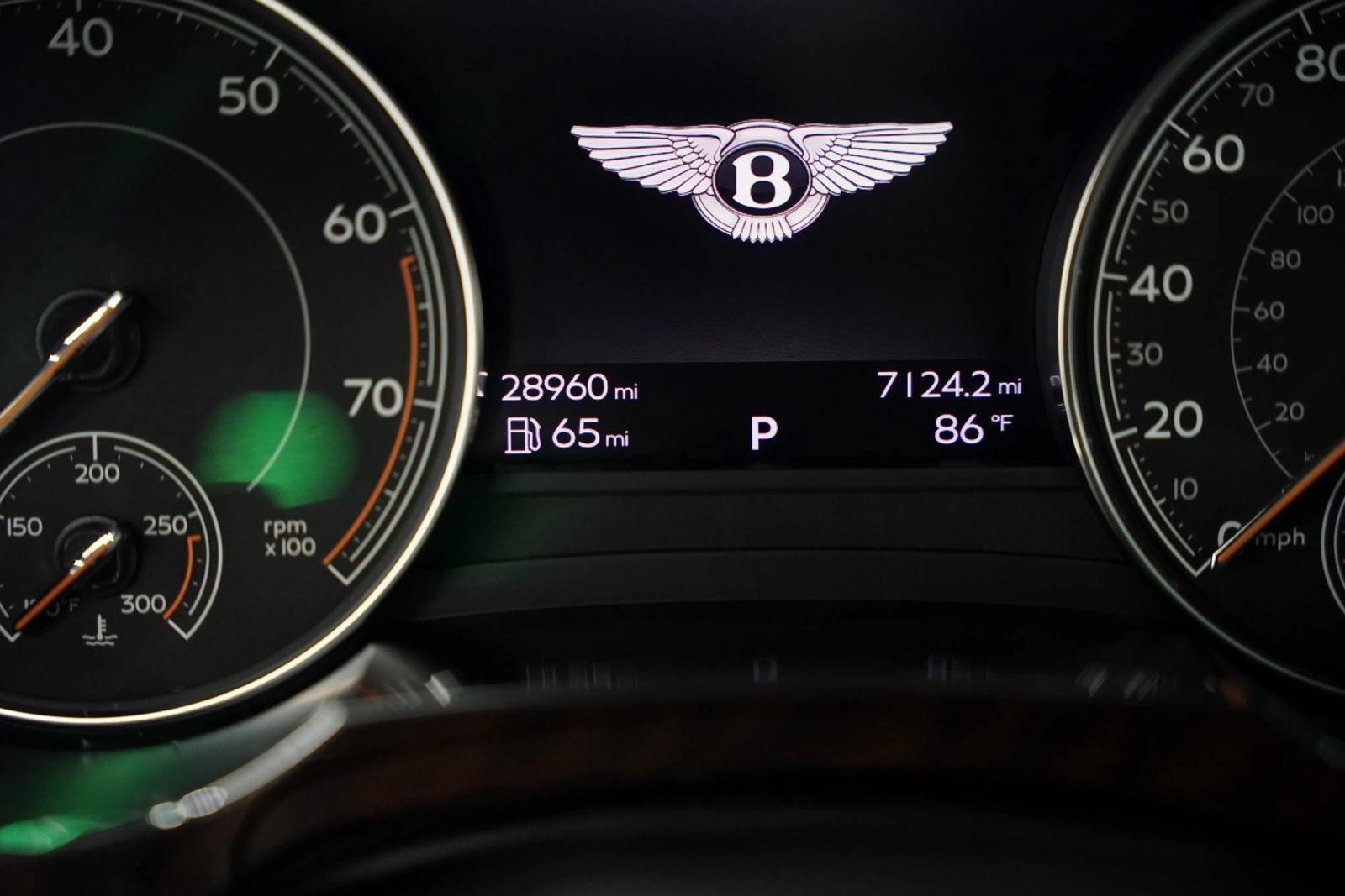 Used 2018 Bentley Bentayga Onyx Edition AWD/4WD image 43