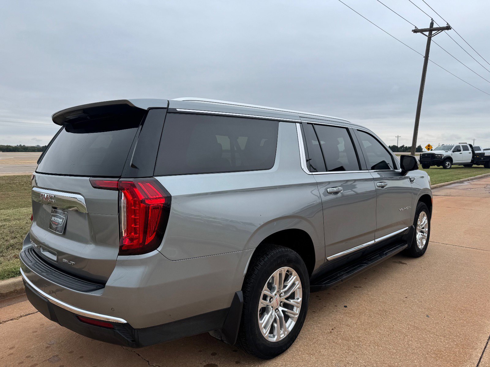 Used 2023 GMC Yukon XL SLT w/ SLT Luxury Package image 3