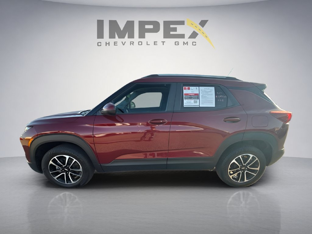 Used 2025 Chevrolet TrailBlazer LT AWD/4WD image 2