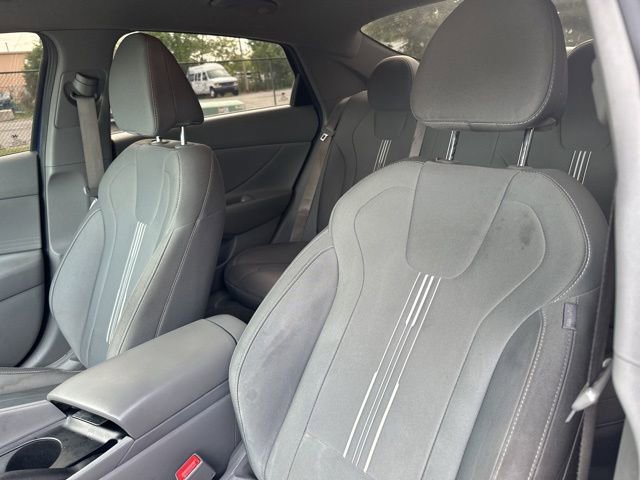 Used 2022 Hyundai Elantra SEL w/ Preferred Accessory Package FWD image 8