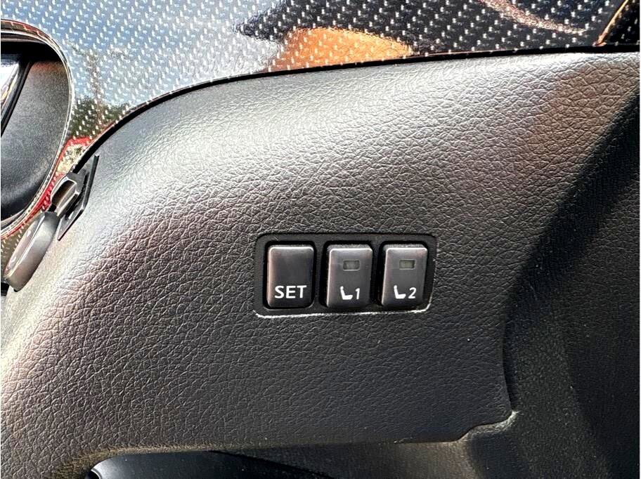 Used 2018 Nissan Rogue SL w/ Premium Package image 12