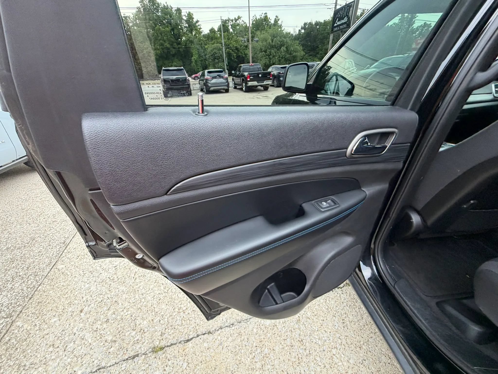 Used 2019 Jeep Grand Cherokee Laredo AWD/4WD image 24