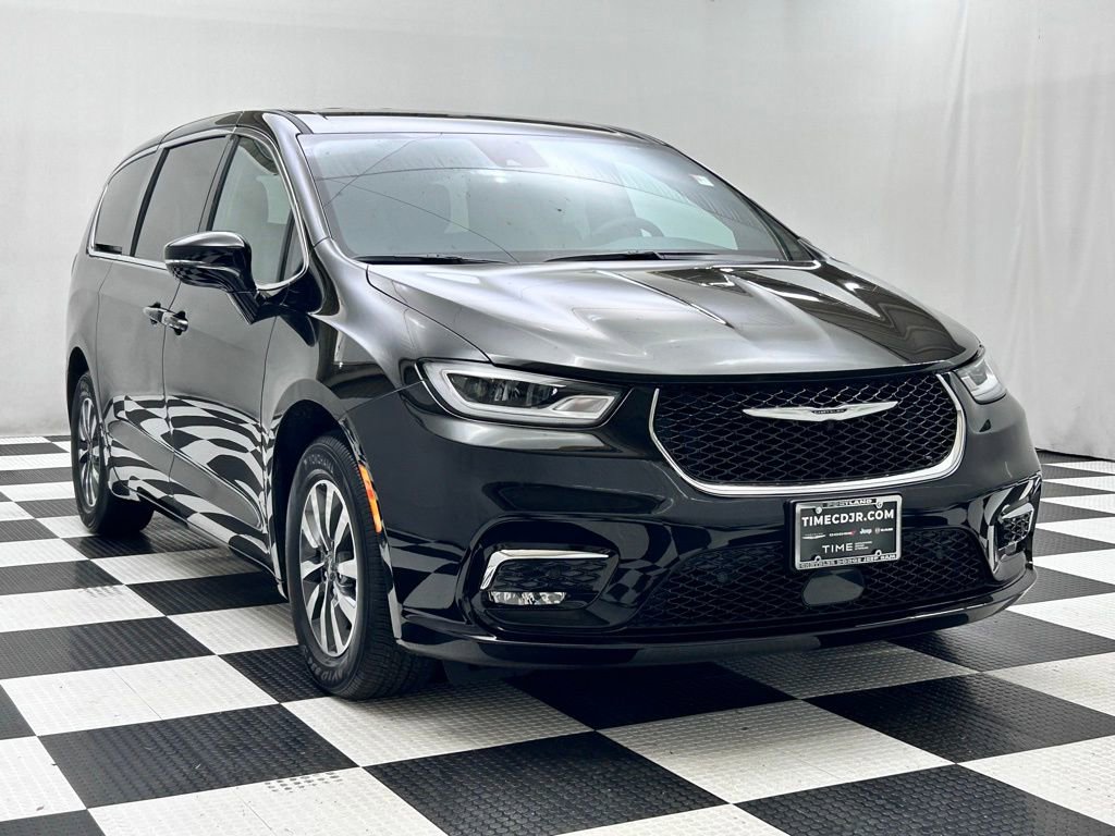 Used 2025 Chrysler Pacifica Select image 2