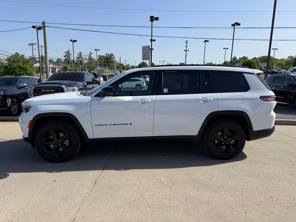 Used 2025 Jeep Grand Cherokee L Limited w/ Black Appearance Package AWD/4WD image 9