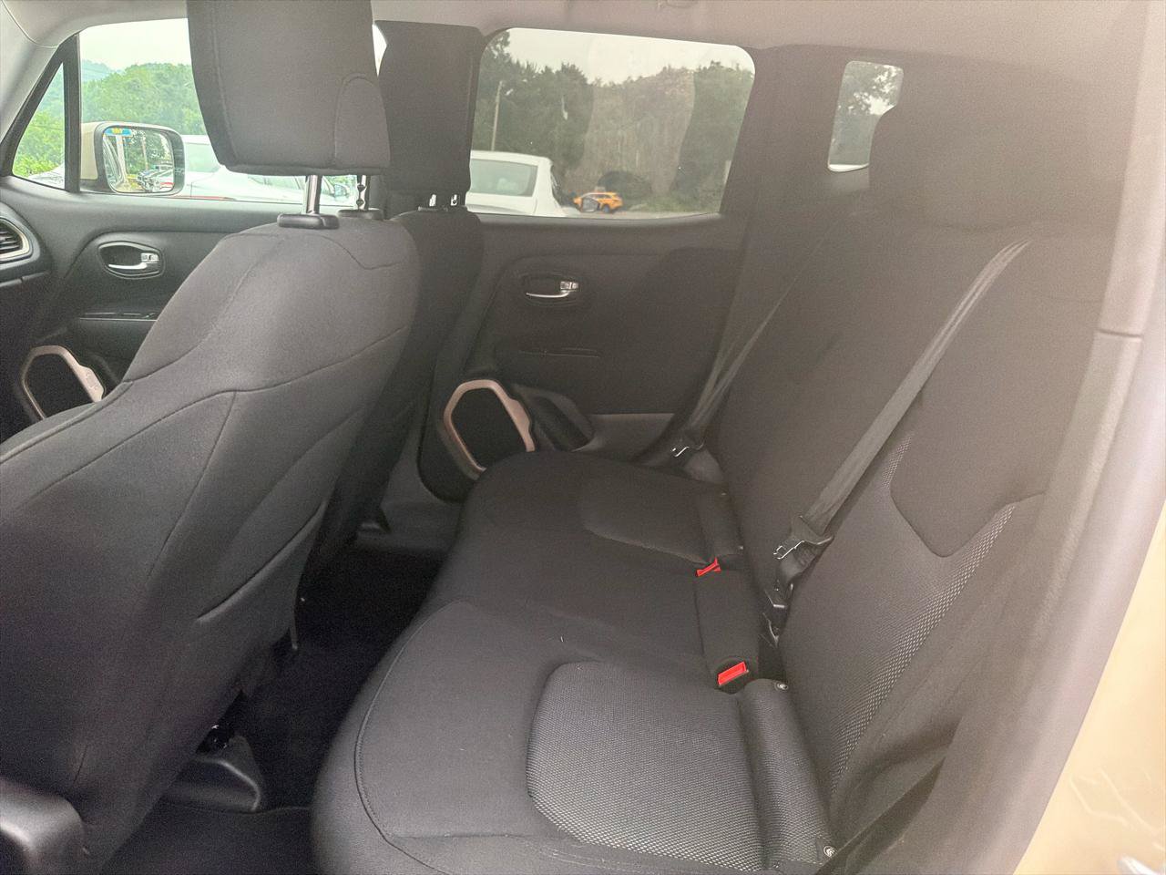 Used 2016 Jeep Renegade Latitude FWD image 20
