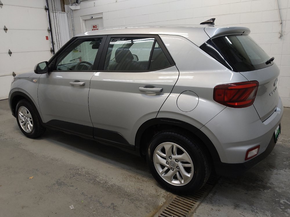 Used 2021 Hyundai Venue SE FWD image 3