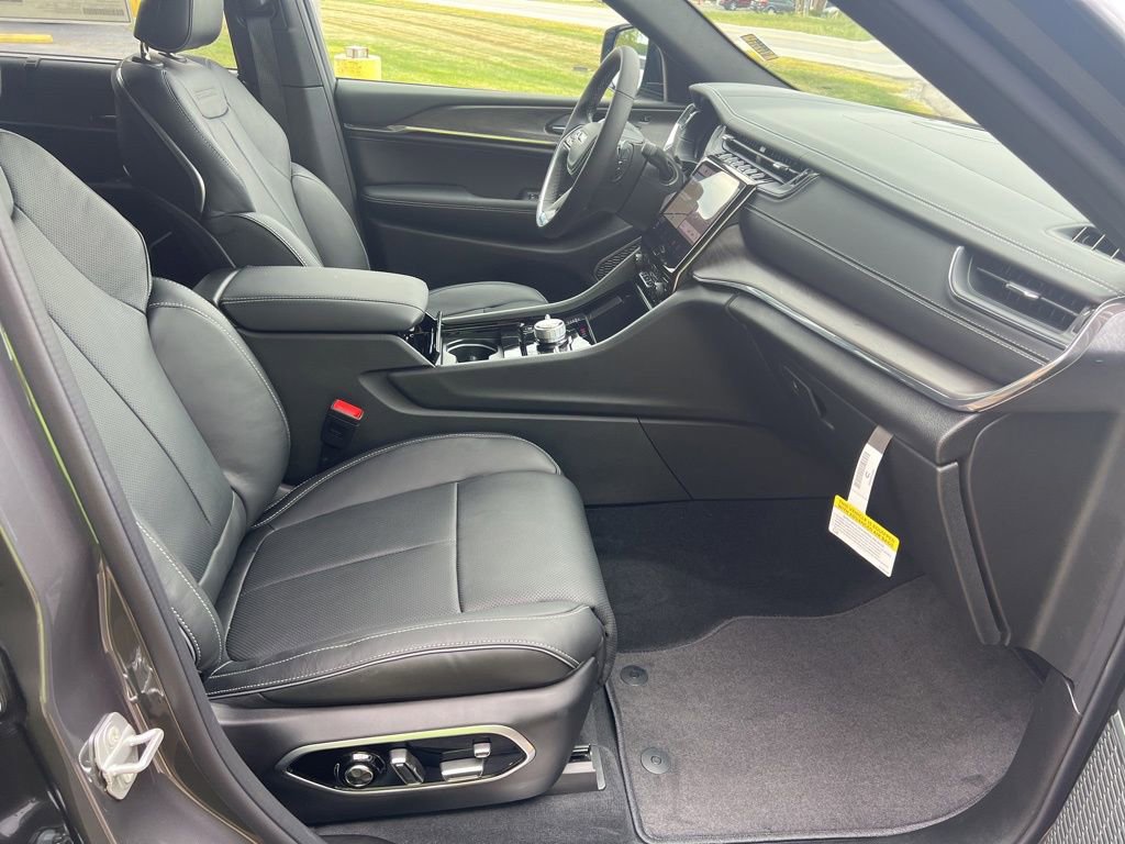 New 2025 Jeep Grand Cherokee L Overland w/ Luxury Tech Group IV image 21
