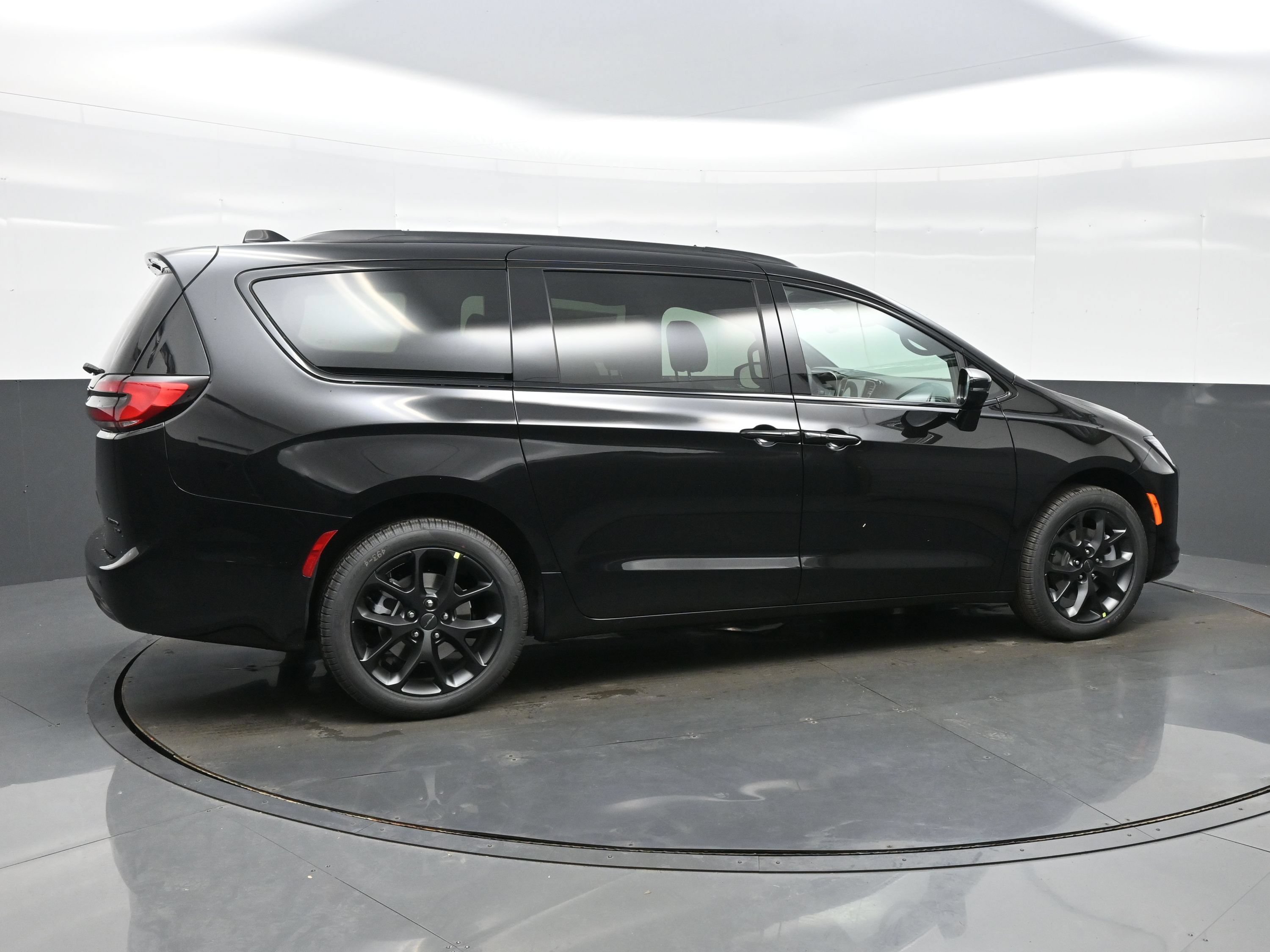 New 2027 Chrysler Pacifica Limited AWD/4WD image 8