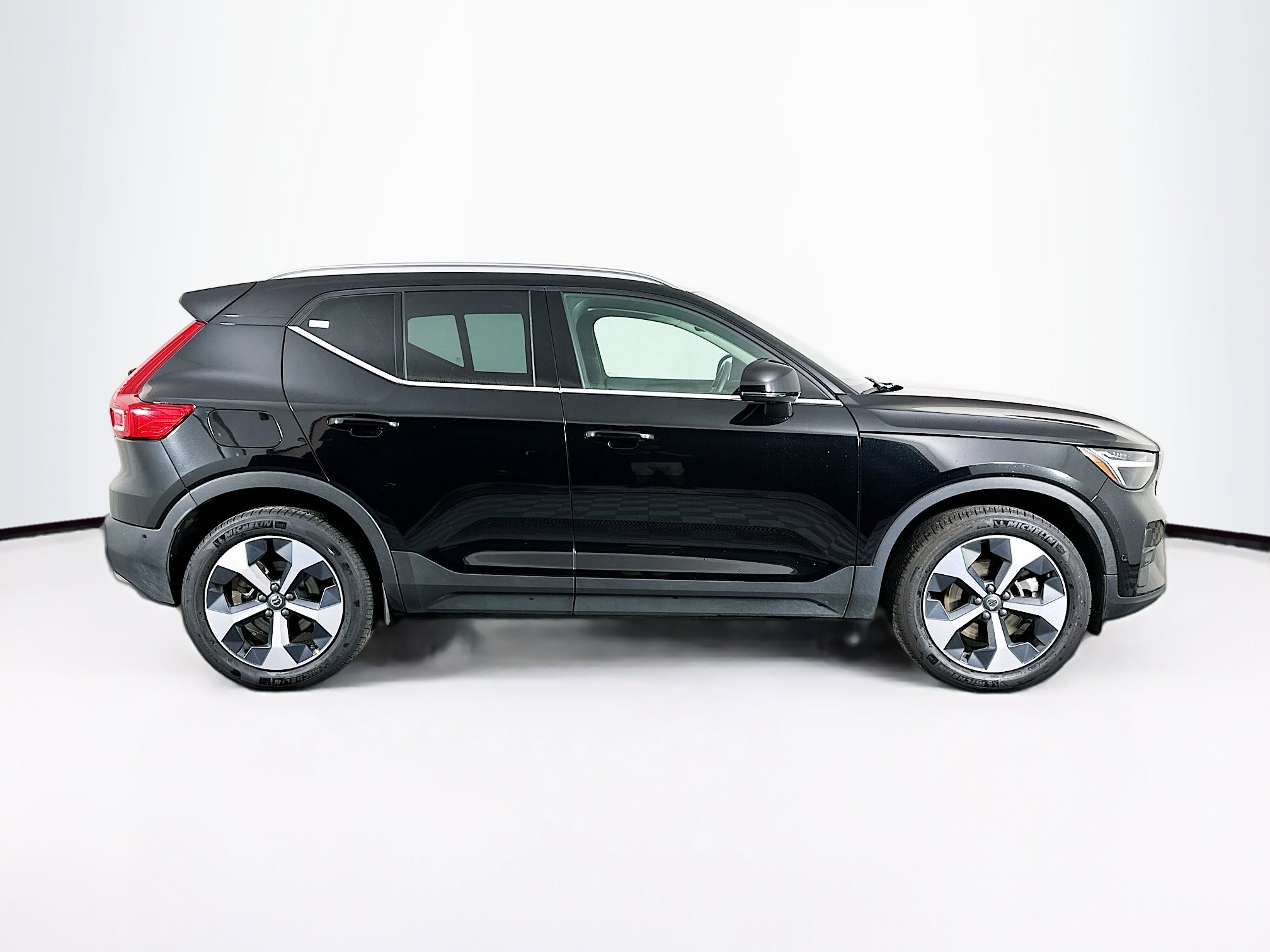Used 2025 Volvo XC40 B5 Plus image 10
