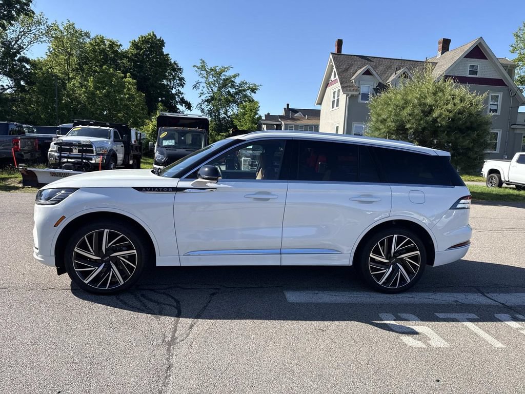 Used 2025 Lincoln Aviator Black Label AWD/4WD image 2