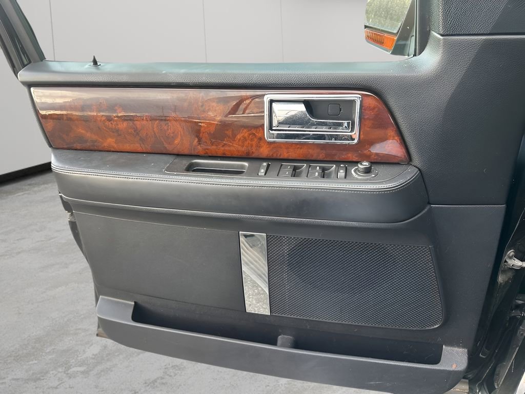 Used 2016 Lincoln Navigator L Select RWD image 11