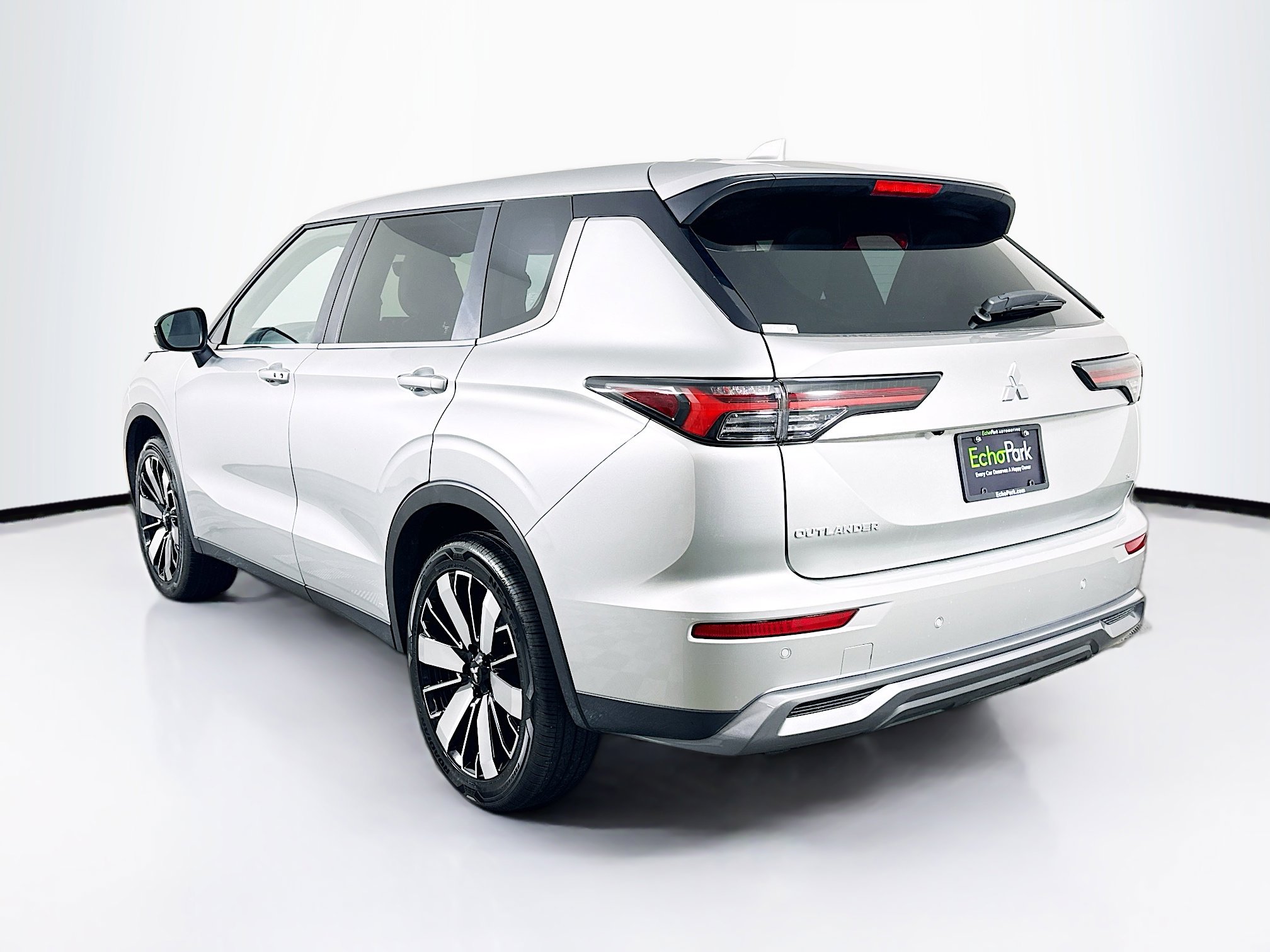 Used 2025 Mitsubishi Outlander SE image 5