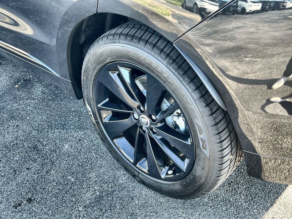 Used 2025 Jaguar F-PACE R-Dynamic S image 11