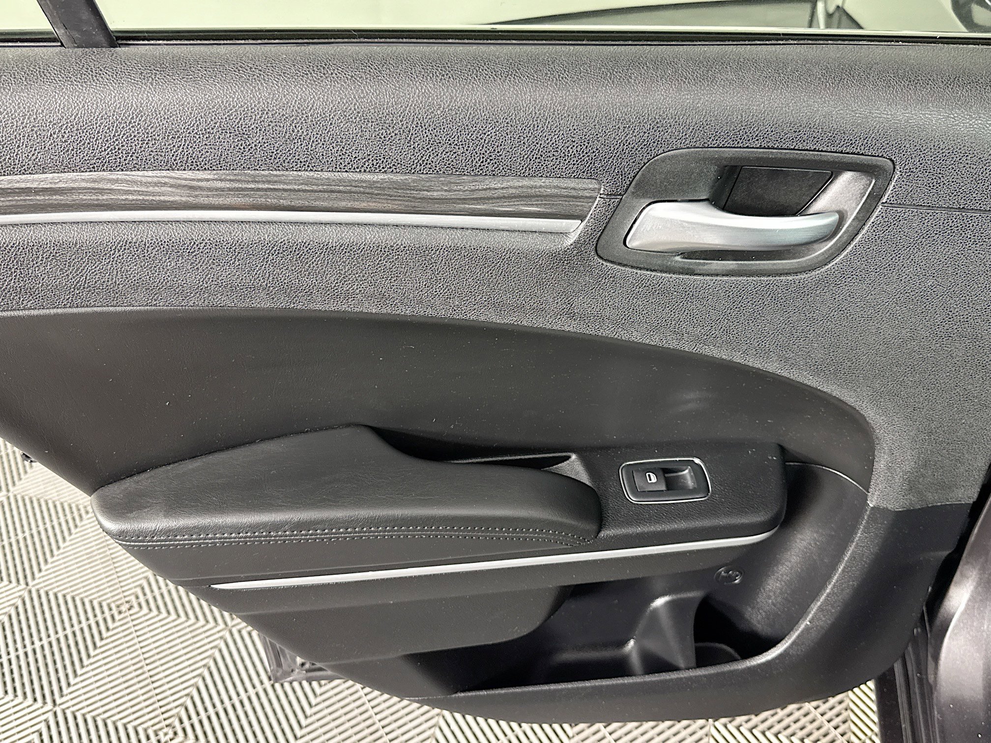 Used 2020 Chrysler 300 Touring RWD image 25