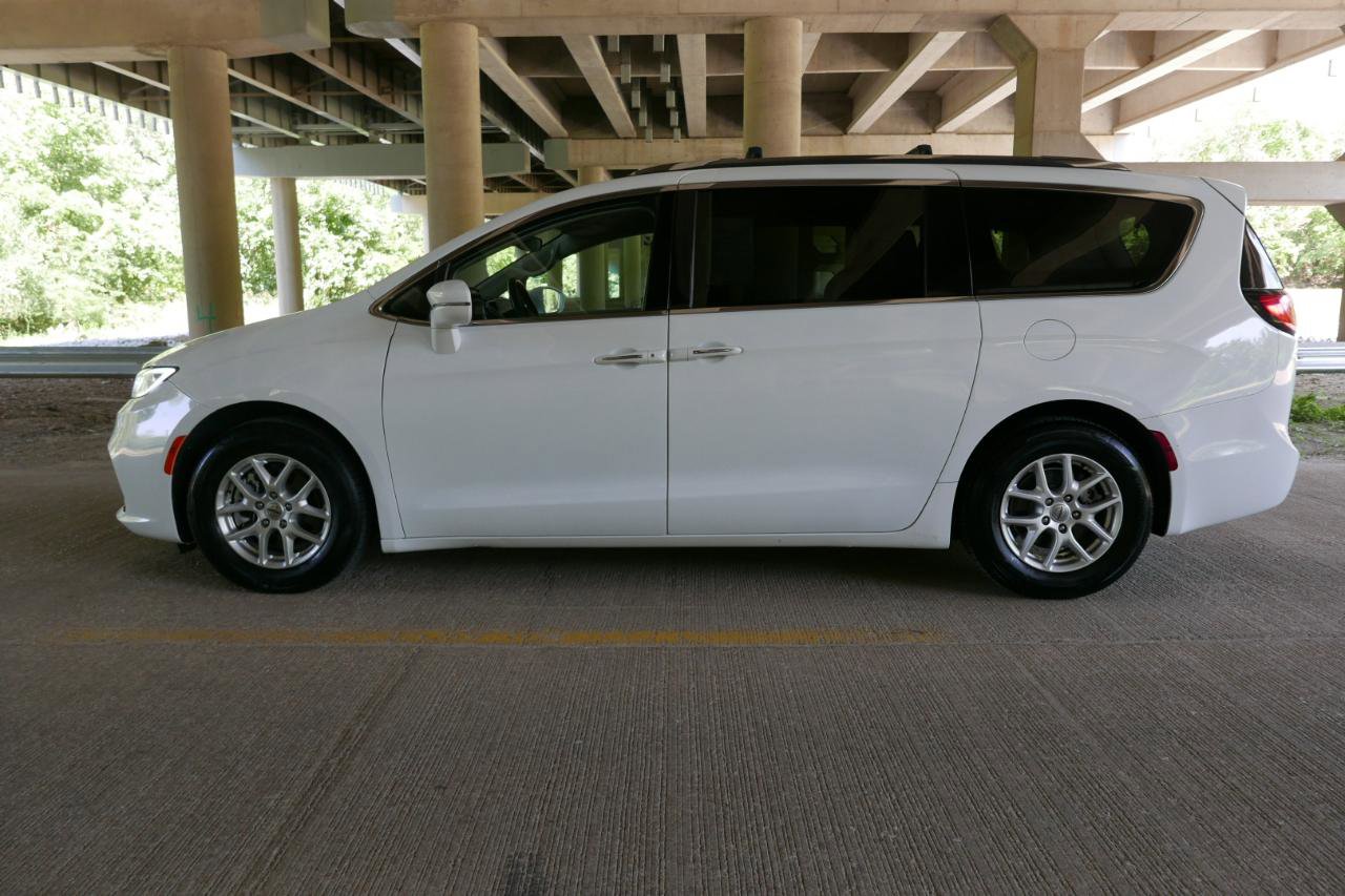 Used 2021 Chrysler Pacifica Touring-L FWD image 26
