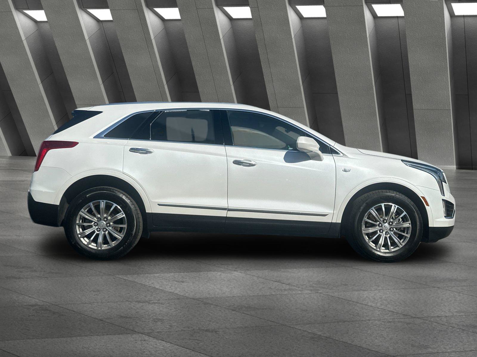Used 2017 Cadillac XT5 Luxury w/ Driver Awareness Package AWD/4WD image 3
