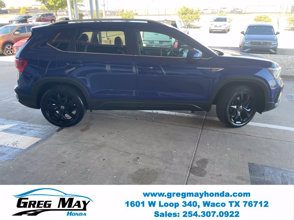 Used 2022 Volkswagen Taos SE w/ Panoramic Sunroof Package FWD image 2