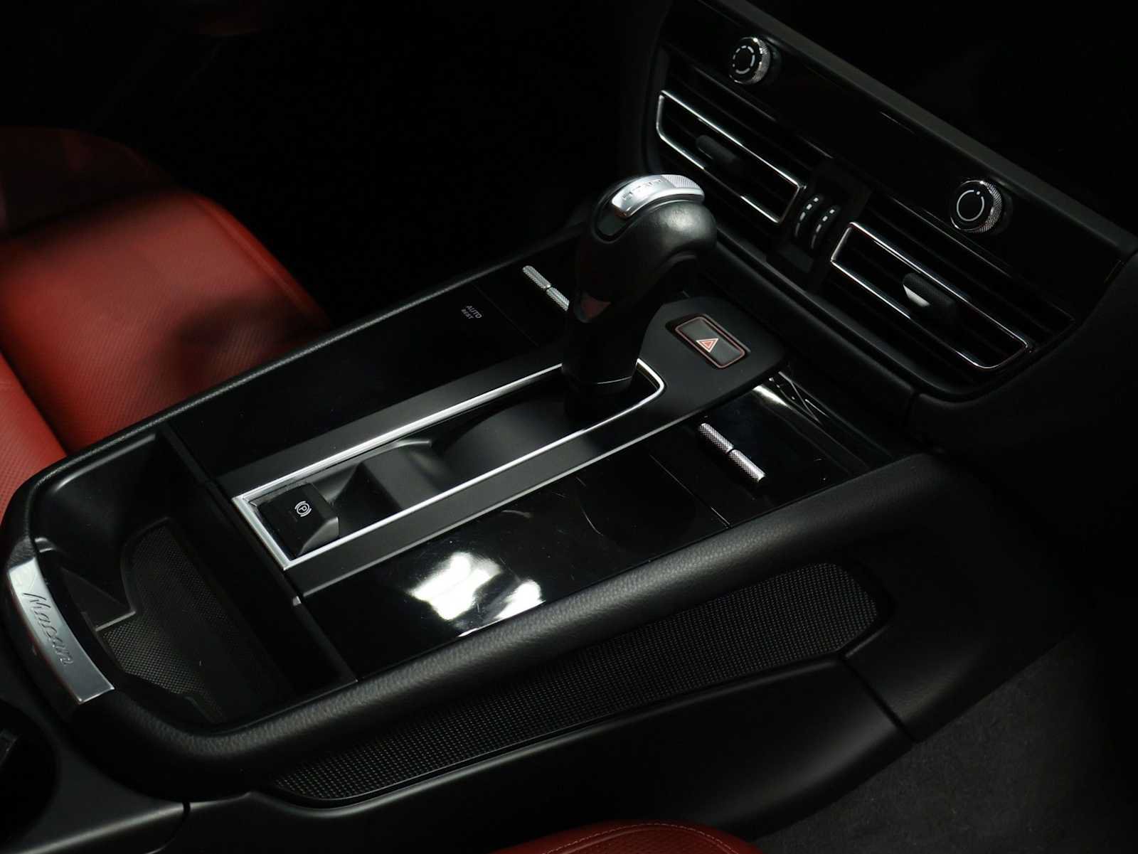 Certified 2023 Porsche Macan S AWD/4WD image 19