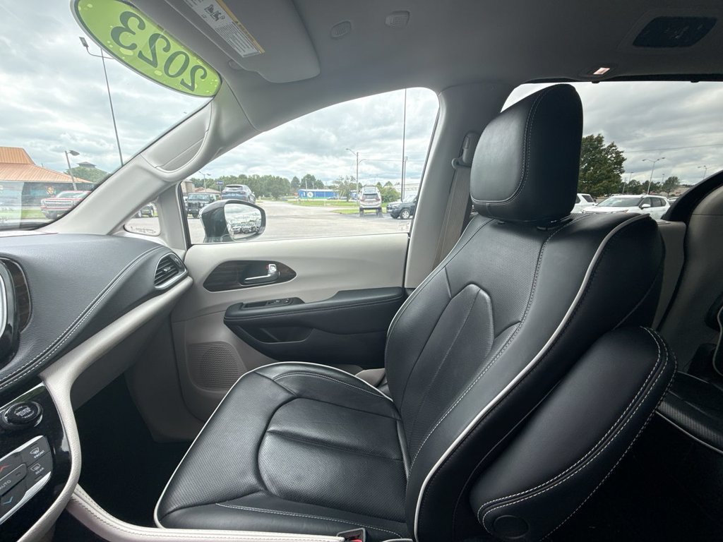 Used 2023 Chrysler Pacifica Limited AWD/4WD image 33