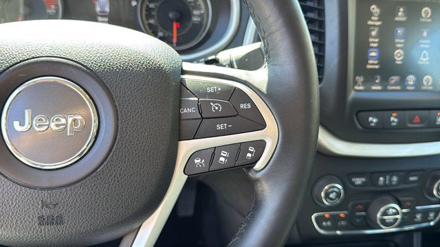 Used 2016 Jeep Cherokee Overland w/ Technology Group AWD/4WD image 17