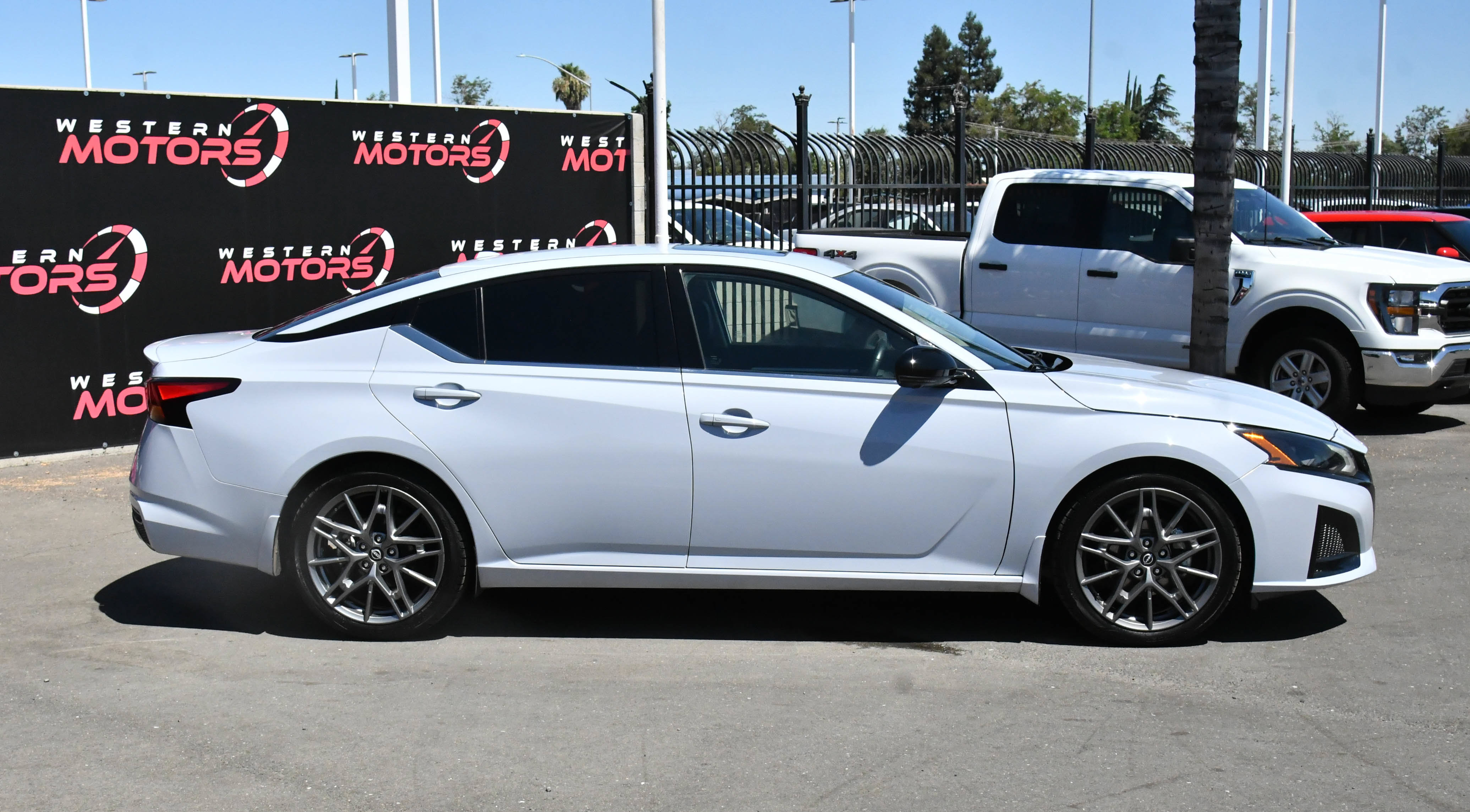 Used 2023 Nissan Altima 2.0 SR FWD image 9