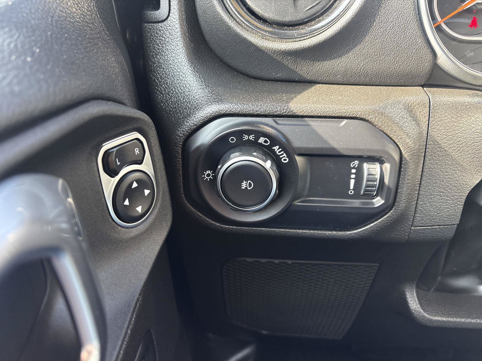 Used 2023 Jeep Wrangler Unlimited Sahara AWD/4WD image 19