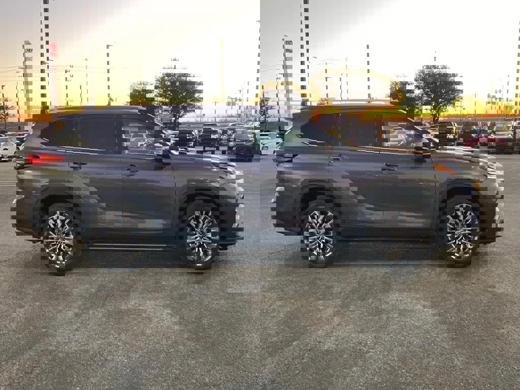 Used 2024 Toyota Highlander Platinum image 4