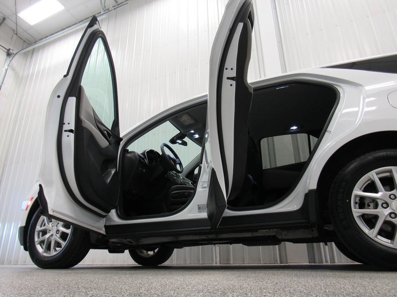 Used 2022 Chevrolet Equinox LS w/ LS Convenience Package AWD/4WD image 15