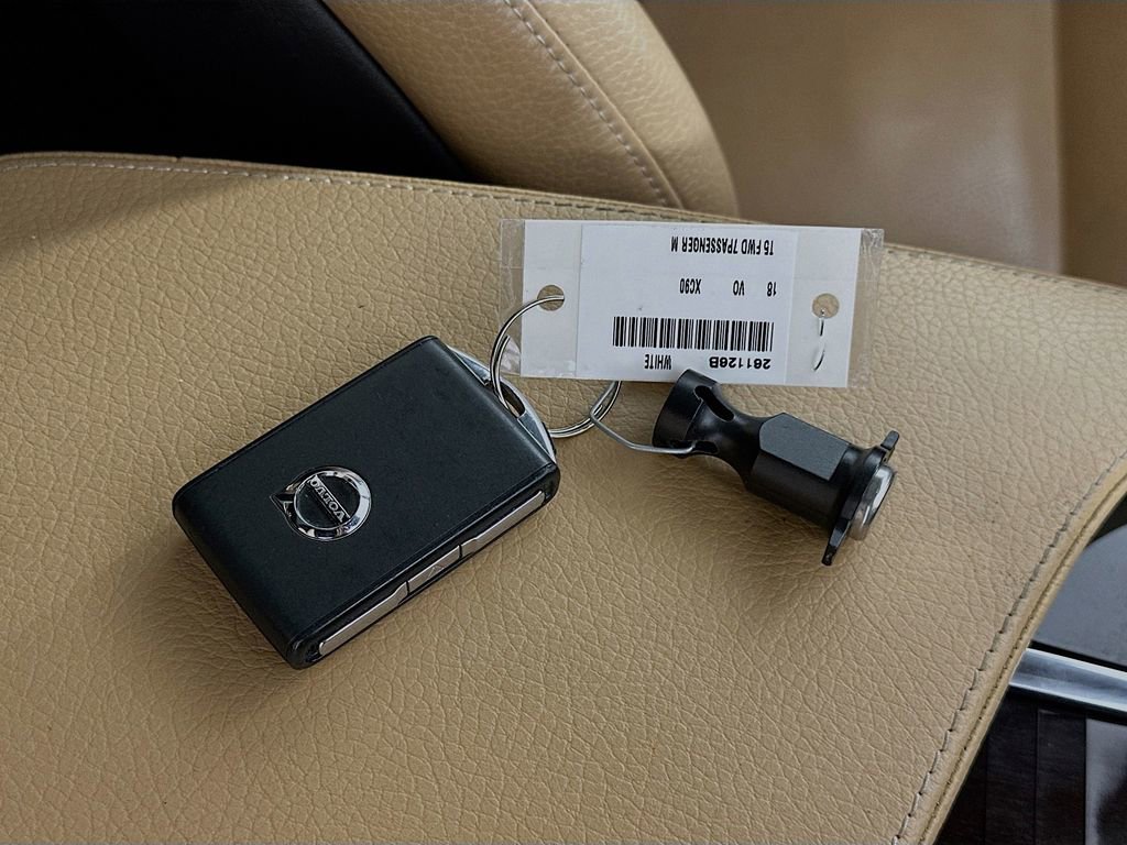 Used 2018 Volvo XC90 T5 Momentum w/ Momentum Plus Package FWD image 36