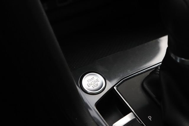 Used 2018 Volkswagen Tiguan SE w/ Panoramic Sunroof Package image 25