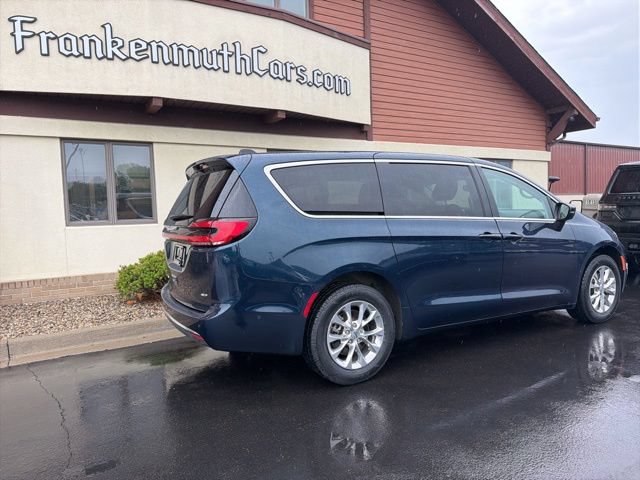 Used 2023 Chrysler Pacifica Touring-L AWD/4WD image 9