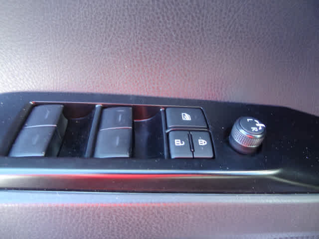 Used 2026 Toyota Camry SE FWD image 9
