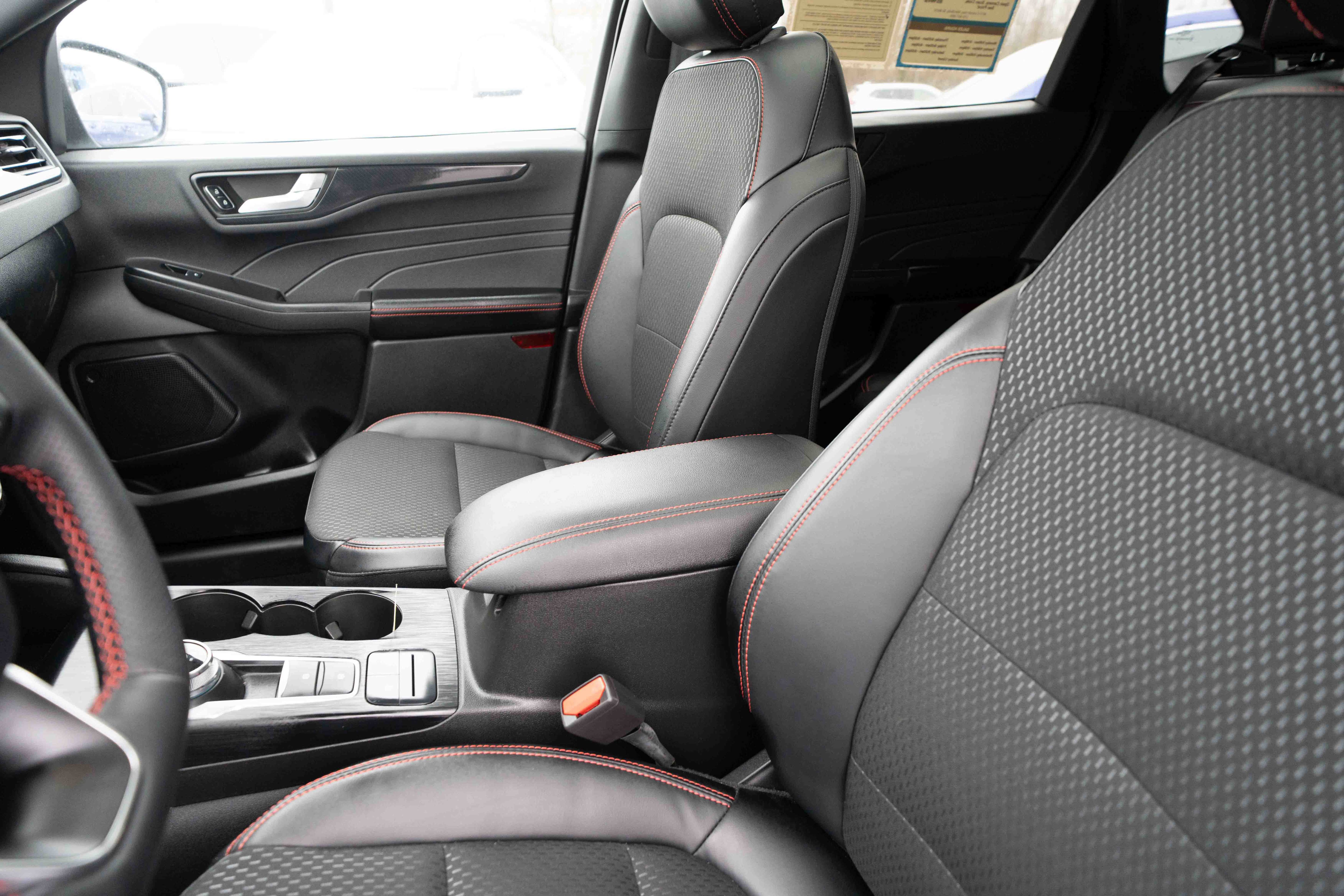 Used 2025 Ford Escape ST-Line w/ Cold Weather Package image 10