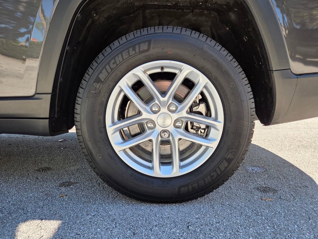 Used 2021 Jeep Grand Cherokee L Laredo w/ Luxury Tech Group I image 17