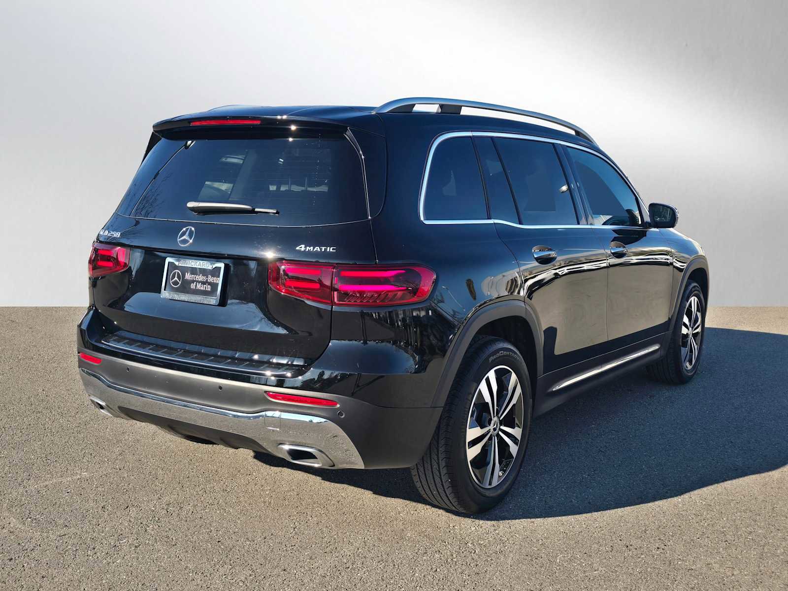 Used 2025 Mercedes-Benz GLB 250 4MATIC image 3