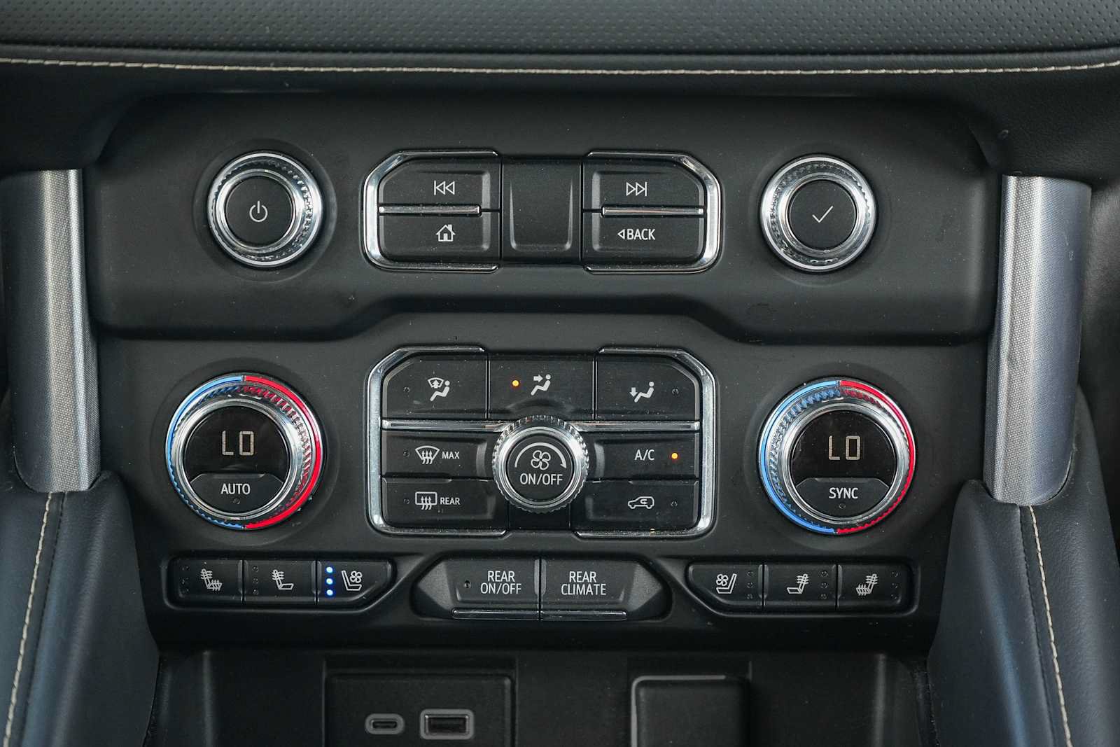 Used 2024 GMC Yukon SLT AWD/4WD image 14