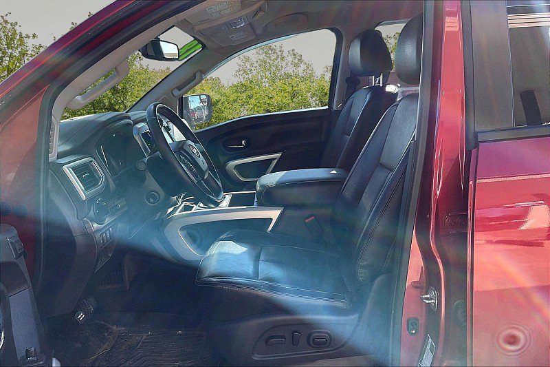 Used 2018 Nissan Titan SL image 21