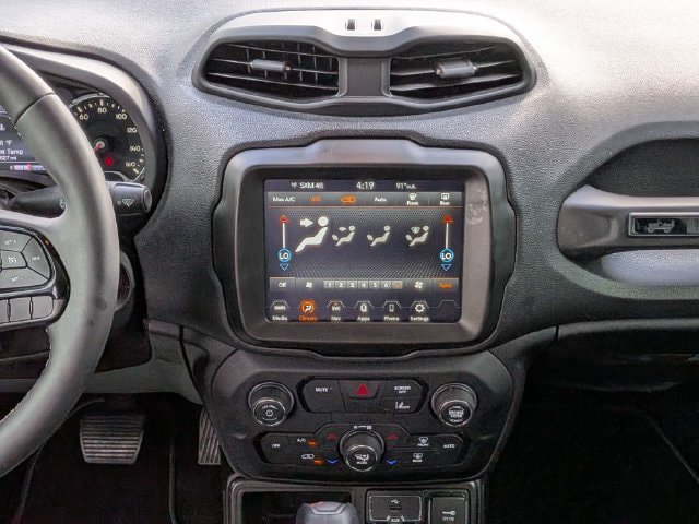 Used 2021 Jeep Renegade Latitude w/ Sun & Sound Group FWD image 18