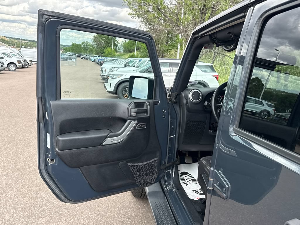 Used 2016 Jeep Wrangler Unlimited Sahara w/ Connectivity Group AWD/4WD image 11
