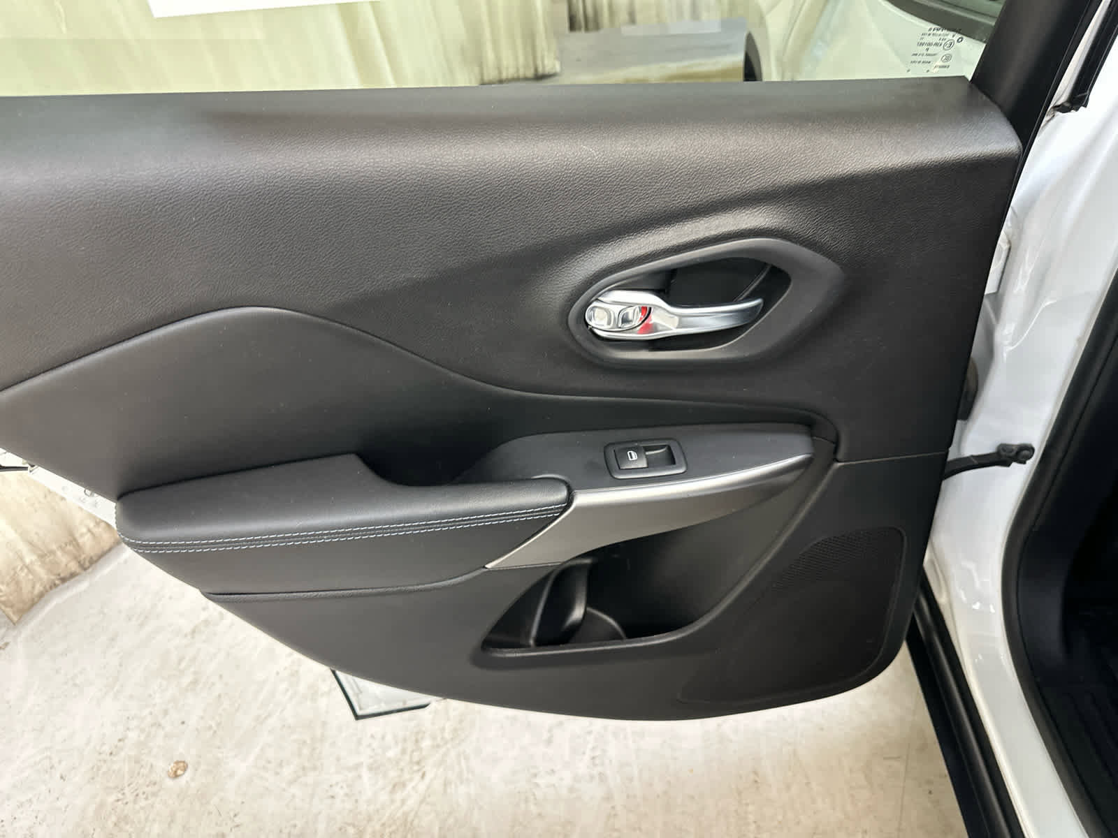 Used 2020 Jeep Cherokee Latitude w/ Cold Weather Group image 28