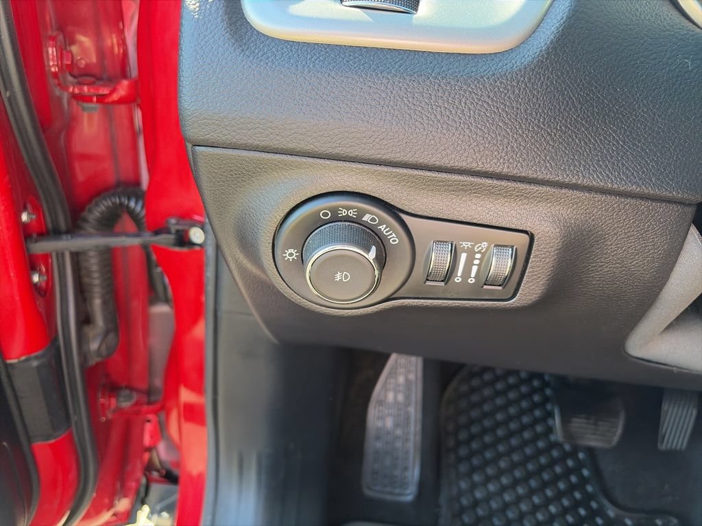 Used 2020 Jeep Compass Latitude w/ Cold Weather Group AWD/4WD image 22
