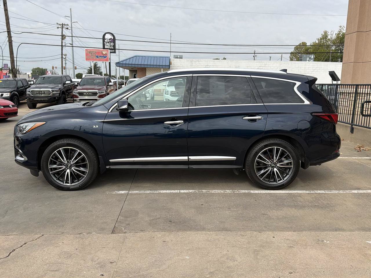 Used 2017 INFINITI QX60 Luxe w/ Deluxe Technology Package AWD/4WD image 8