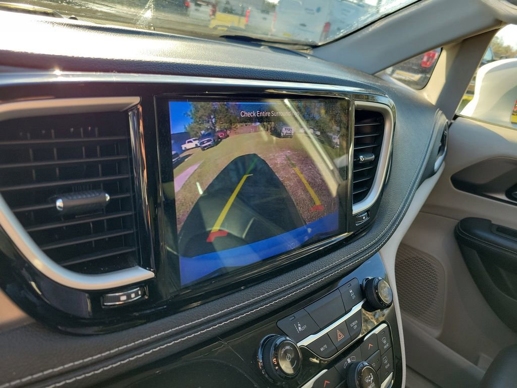 Used 2022 Chrysler Pacifica Touring-L image 23