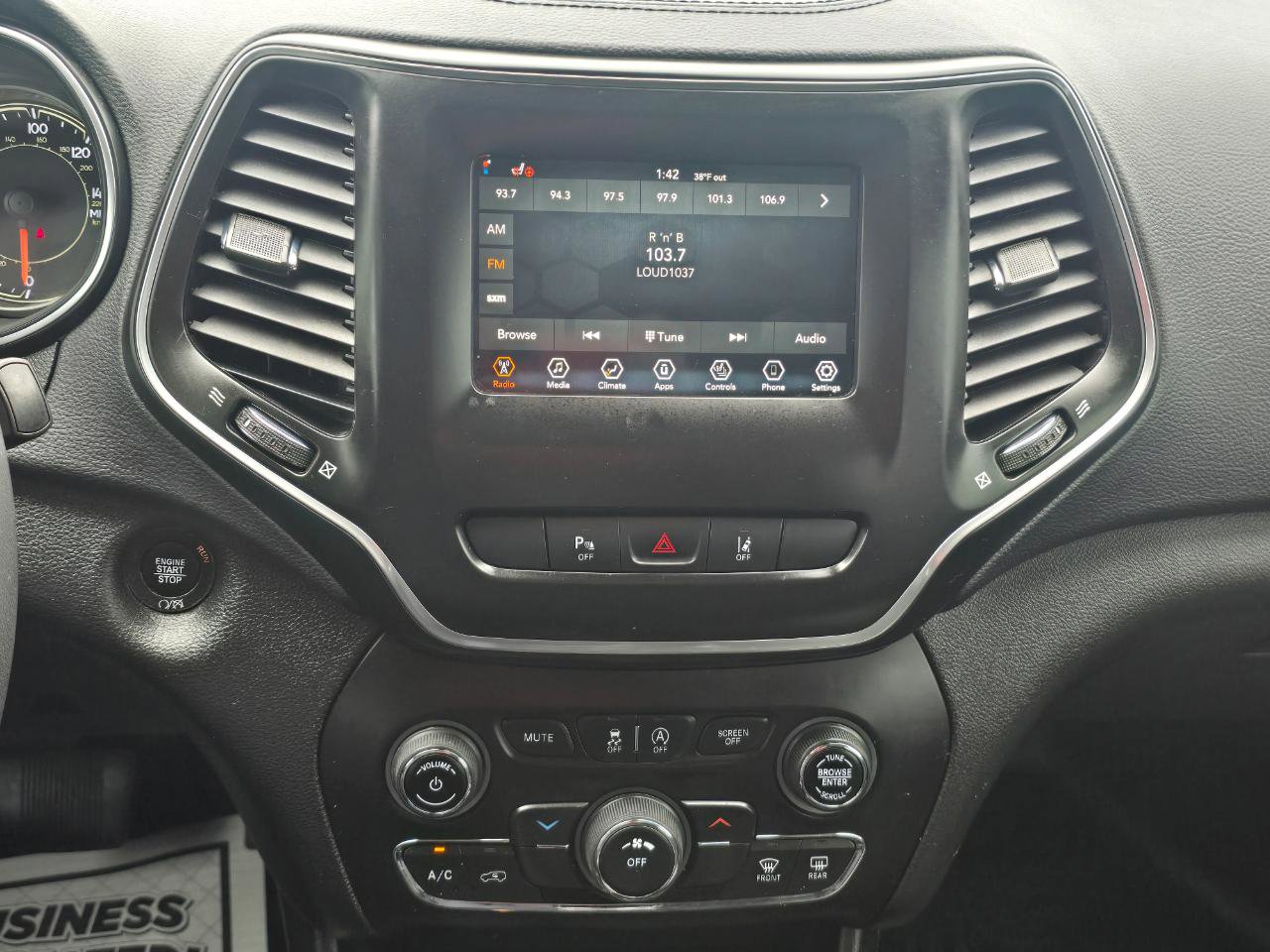 Used 2021 Jeep Cherokee Latitude Plus AWD/4WD image 9